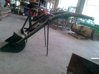 Frontlader Baas mit hydraulischer Kippeinrichtung und Schaufel 850